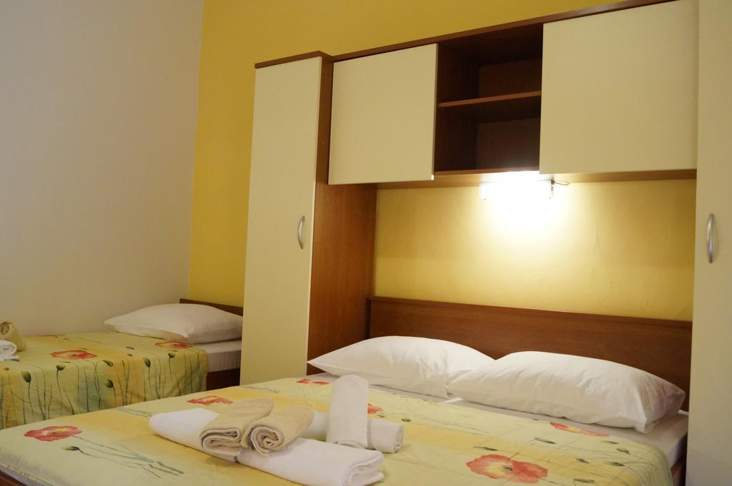 Studio Apartments Marija With Private Parking Makarska Exterior photo