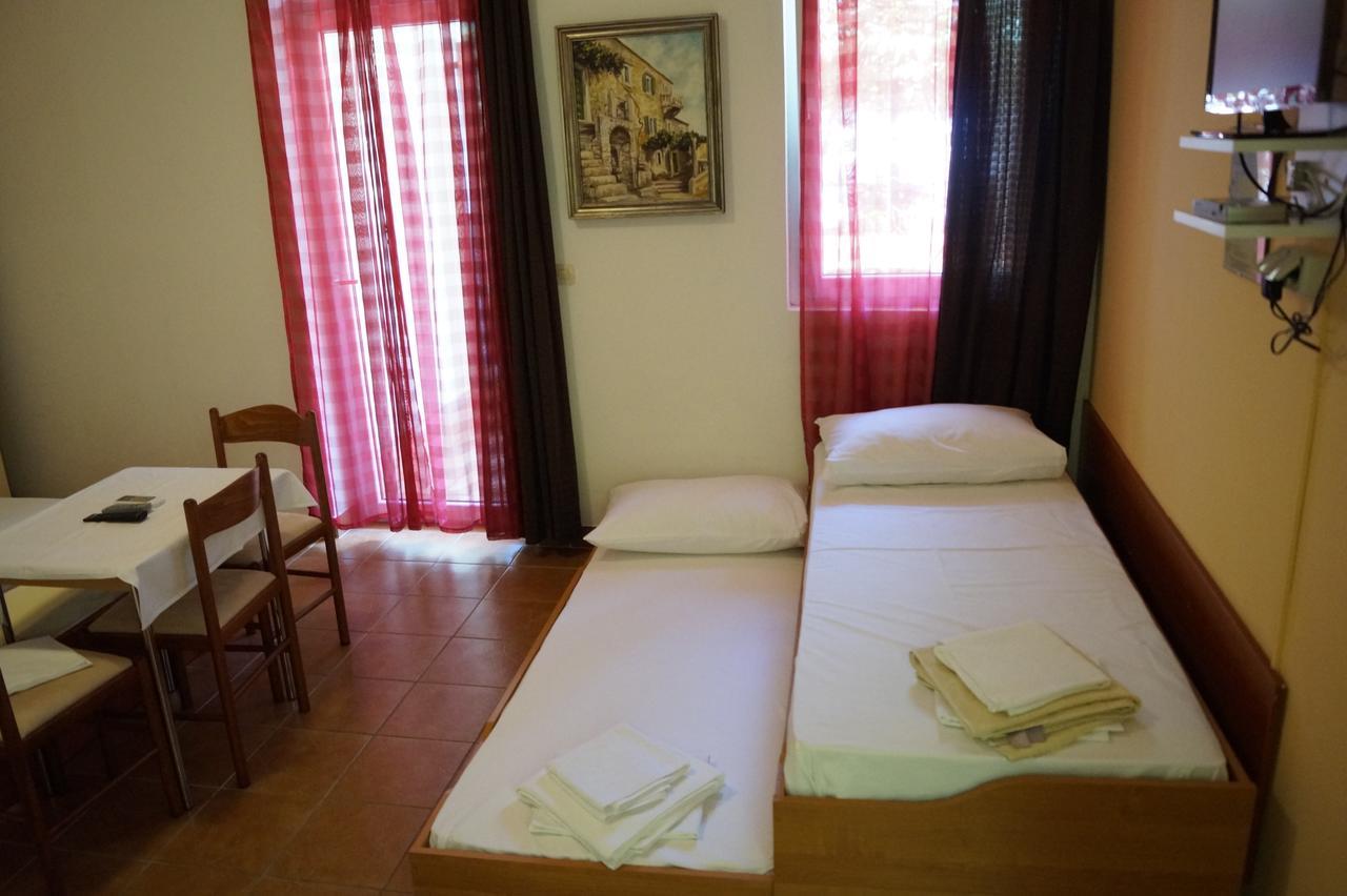 Studio Apartments Marija With Private Parking Makarska Exterior photo