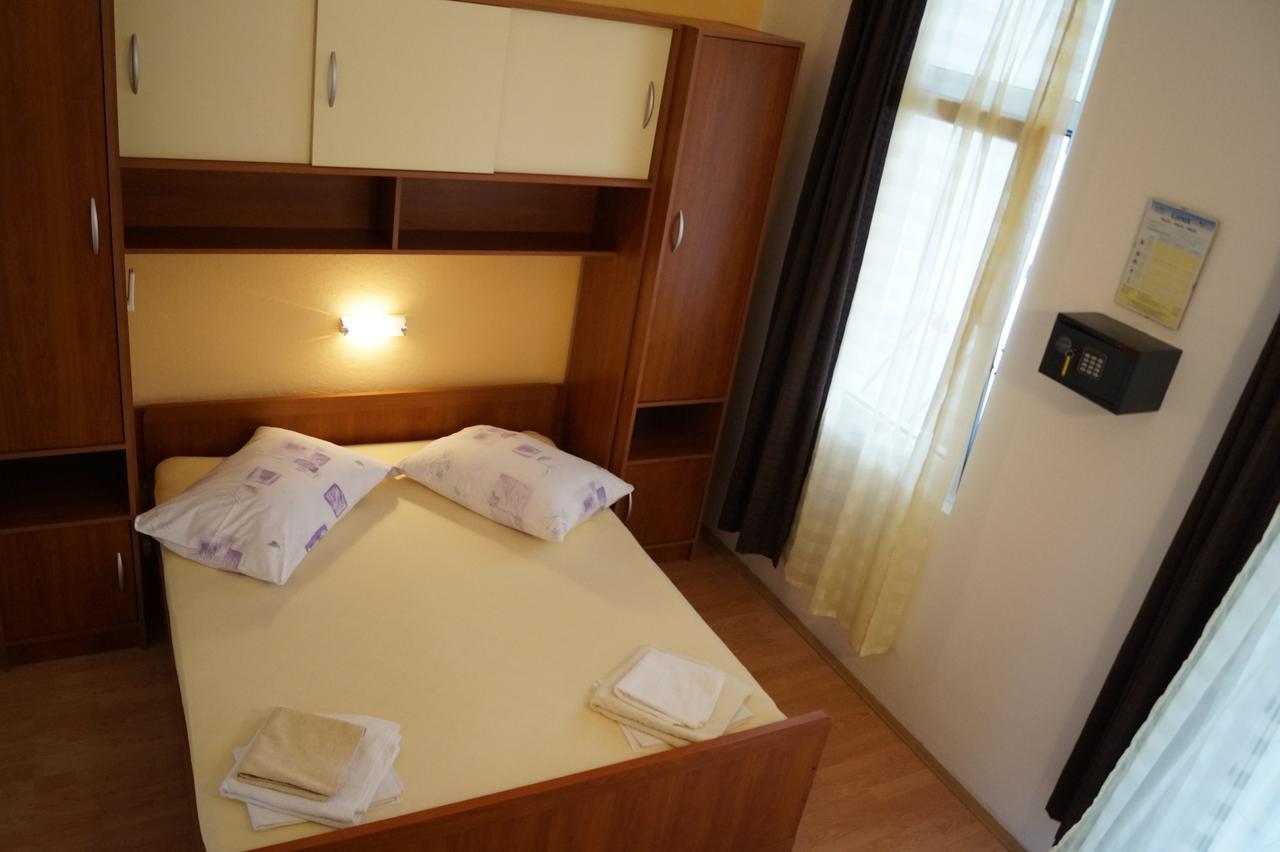 Studio Apartments Marija With Private Parking Makarska Exterior photo